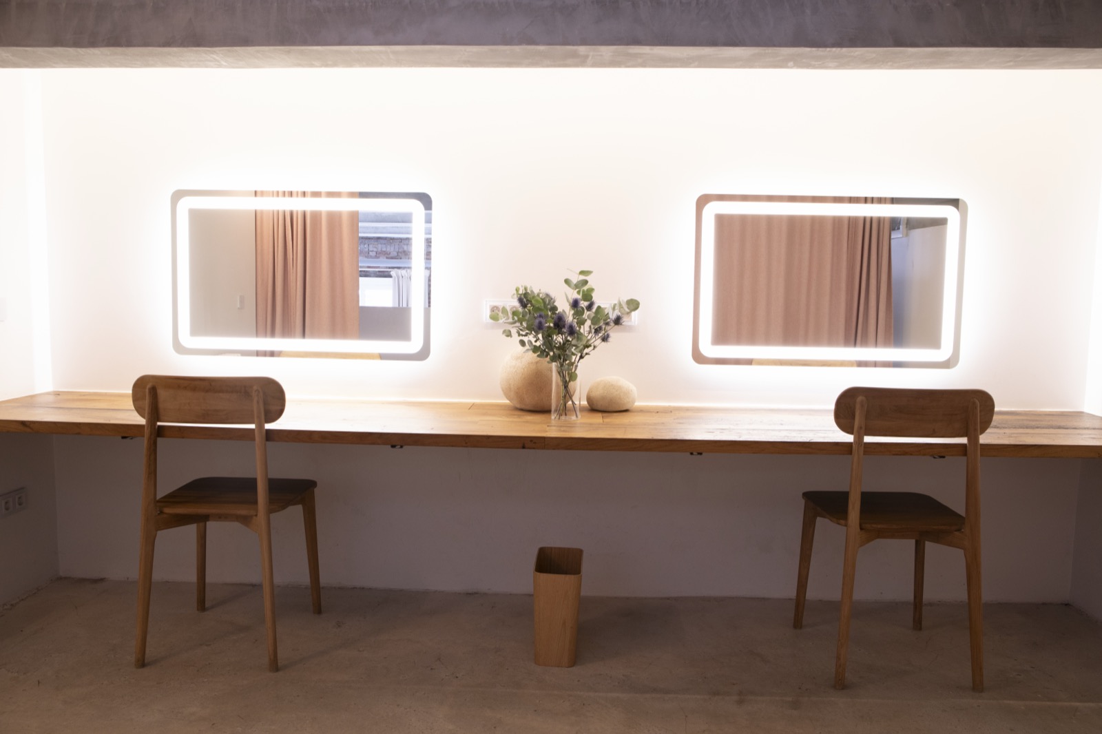 Coiffeuse et miroirs lumineux du studio