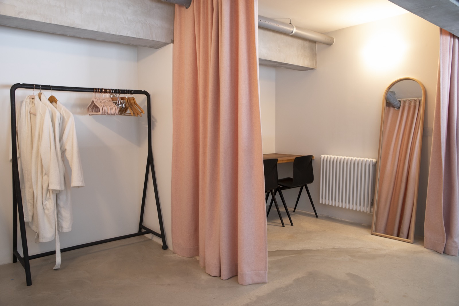 Loge stylisme avec penderie et peignoirs
