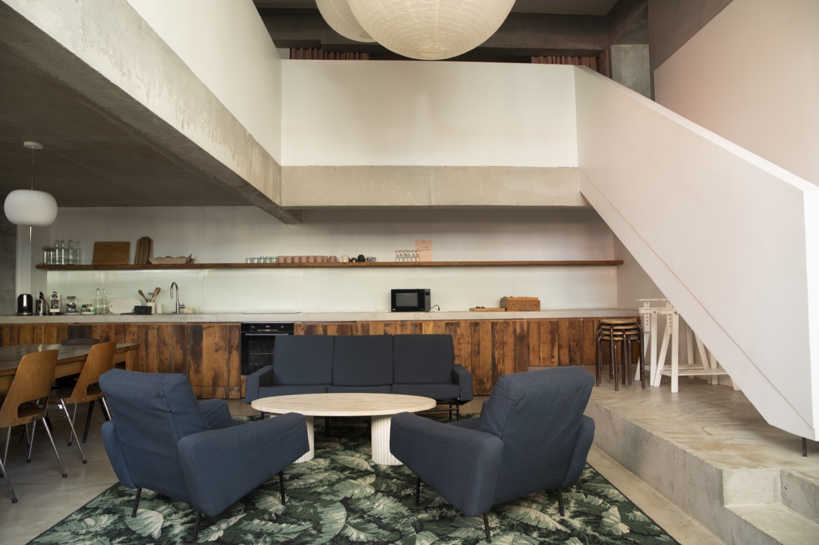 Salon, cuisine et escalier